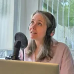 Oh'Drey en train d’enregistrer un épisode du podcast Au cœur du Sens, dédié aux émotions et au développement personnel