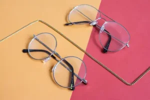 Deux paires de lunettes symbolisant la diversité des croyances et leur influence sur notre perception de la vie.