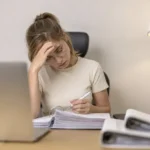 Symptômes du burn-out : fatigue persistante et épuisement professionnel chez une personne en surcharge mentale